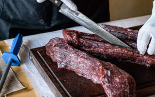 Cortar carne a contra veta - Carnes Carrasquilla